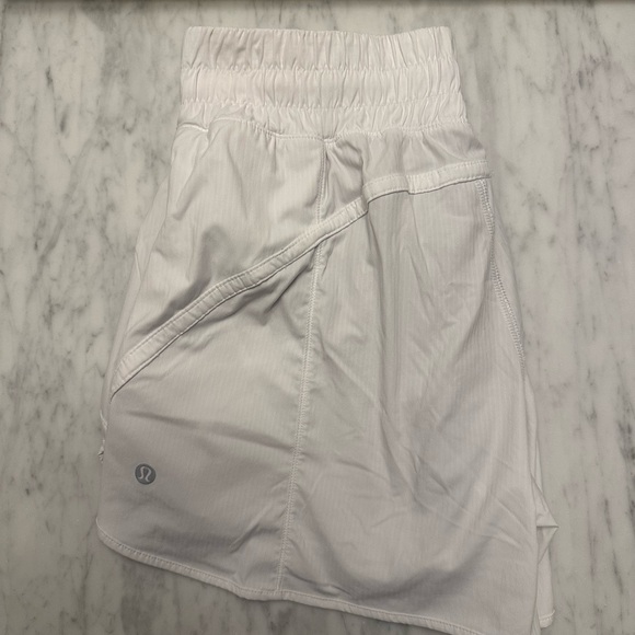 🍋 Lululemon Track That 5” Women’s White Shorts Size 8 Good Condition - Picture 6 of 7